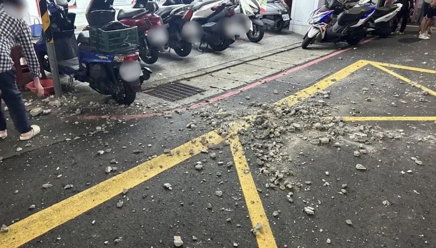 影/新北新莊公寓5樓突下磁磚雨　汽機車路過被擊中騎士受傷