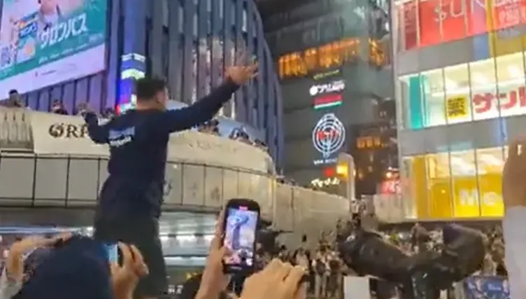 影/阪神虎封王嗨翻！球迷照「慣例」跳河還慫恿警方一起跳　2.1萬人盯道頓堀直播