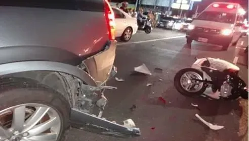 年輕女騎士撞上違停車！倒下又挨撞「一命嗚呼」　家屬淚求監視器畫面