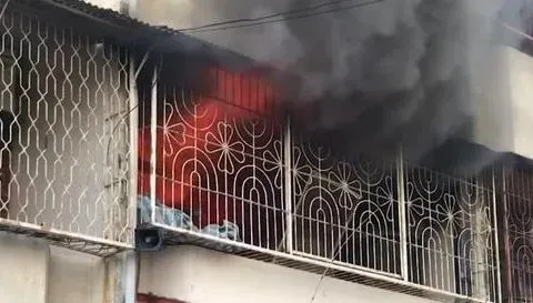 快訊/台南民宅清晨竄火煙！神明廳燒光光　警消射水搶救