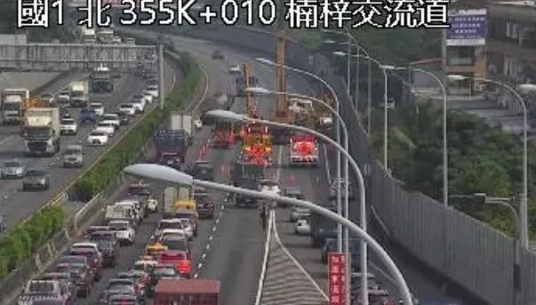 快訊/國1楠梓交流道「鋼捲」砸毀路面　封閉3車道回堵10公里