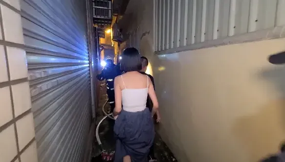 影/失火了！台中細肩帶妹子倉皇逃　老屋主錯愕：為何燒起來了？