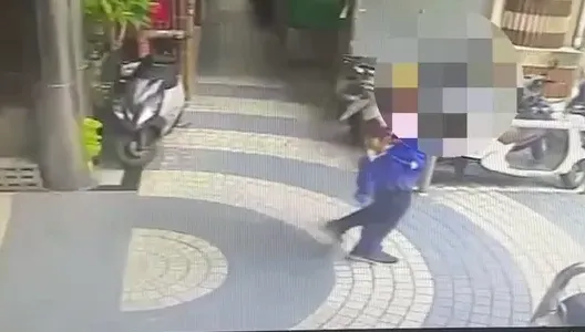 快訊/無悔意！殺人父母兇嫌「步伐輕盈」箭步閃人　逃亡畫面曝