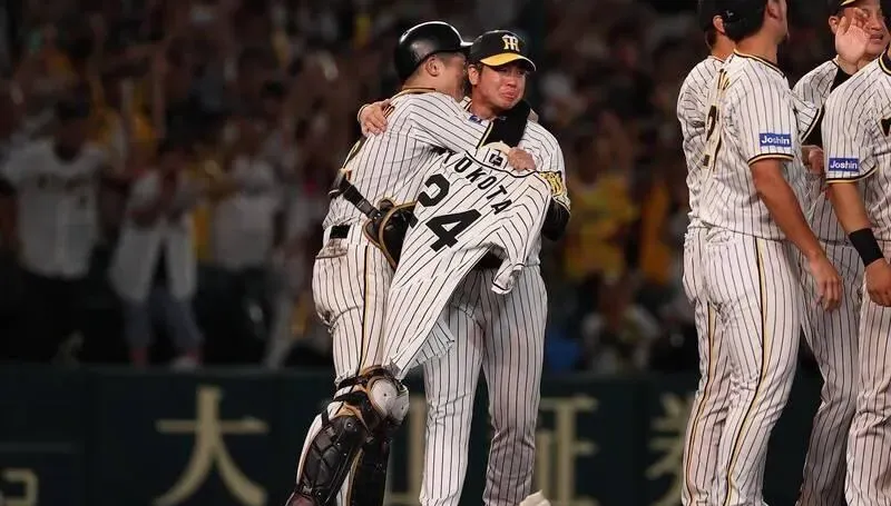 阪神虎封王！球員高舉癌逝前隊友球衣一同慶祝　橫田父親見這一幕超感動
