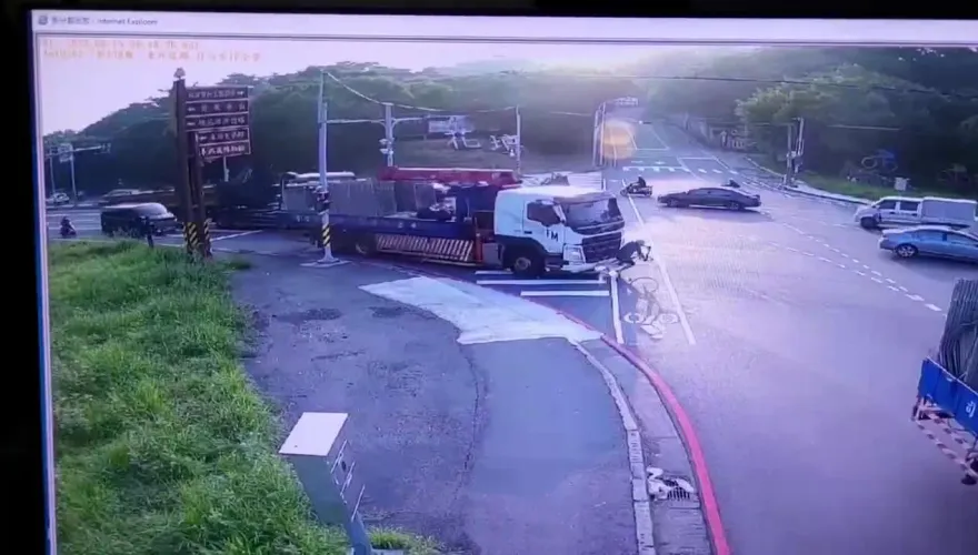 影/輾人驚悚畫面曝！彰化71歲單車翁遭大貨車捲入　插管搶救中