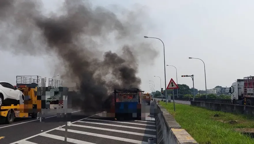 快訊/國道1號南下民雄路段驚傳火燒車！交流道前貨車陷火海…黑煙蓋天
