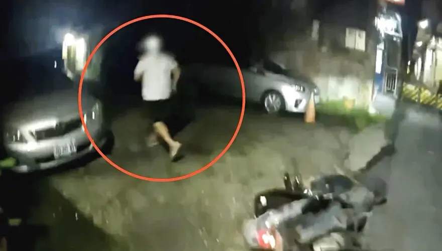 影/追捕片！攜毒男騎車違規遭攔檢卻加速逃　沿途丟毒品棄車奔死巷遭逮
