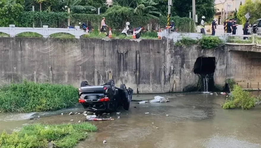 影/同廠牌路口對決！彰化休旅車戰輸、衝破護欄墜溝四腳朝天