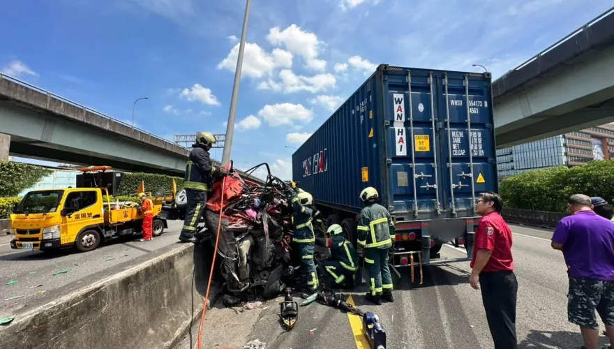 快訊/國1北上內湖交流道「4車追撞」！1車「擠成廢鐵」夫妻送醫雙亡