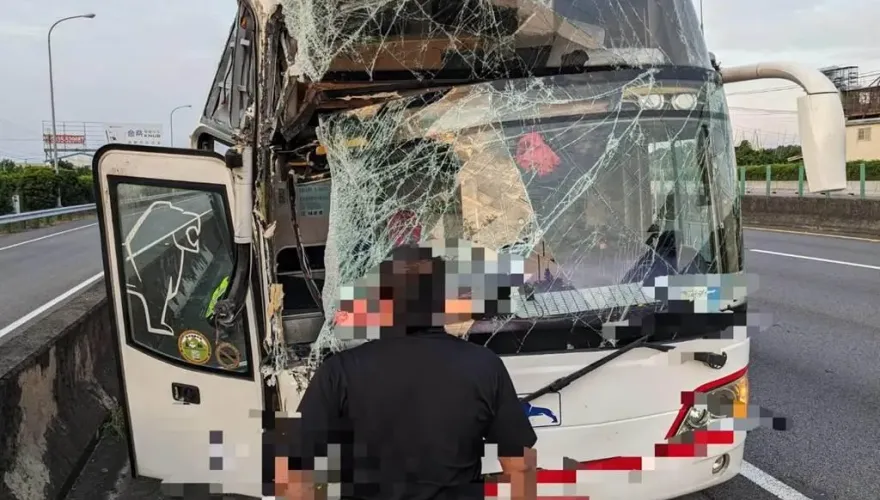 日本遊泡湯！國道1北上台中路段遊覽車碰撞聯結車　旅遊團14人送醫院