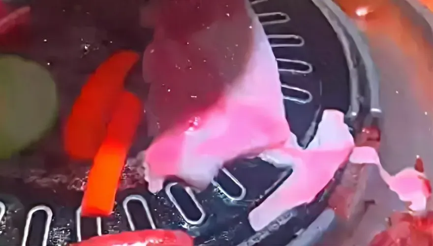 影/烤肉滲出詭異「芭比粉液體」　使用組合肉？餐廳回應：正常血水