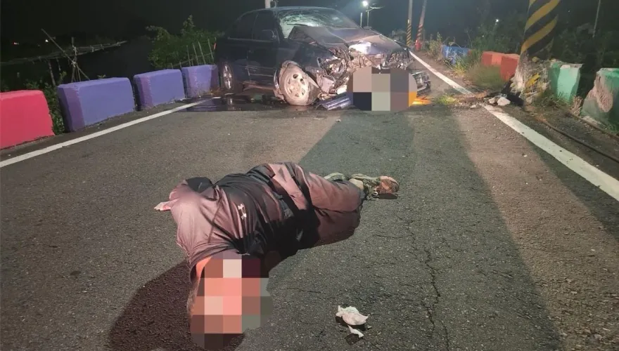 影/彰化毒蟲拒捕飛車撞電桿　車毀人傷狼狽落網
