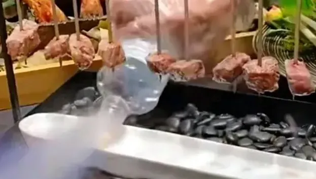 影/吃飯吃到「引火上身」！餐廳廚師操作不當　致用餐顧客全身多處灼傷