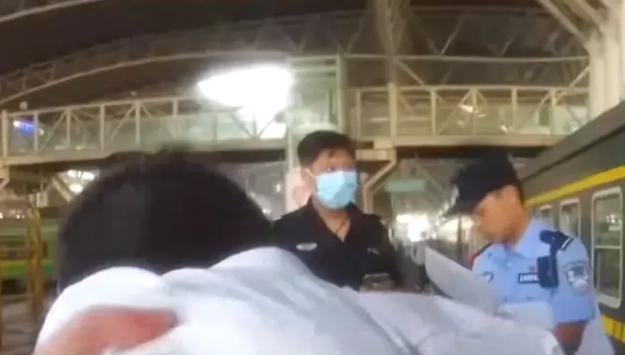 已婚男列車上3度伸出鹹豬手偷摸女乘客　同行妻子當眾怒甩巴掌