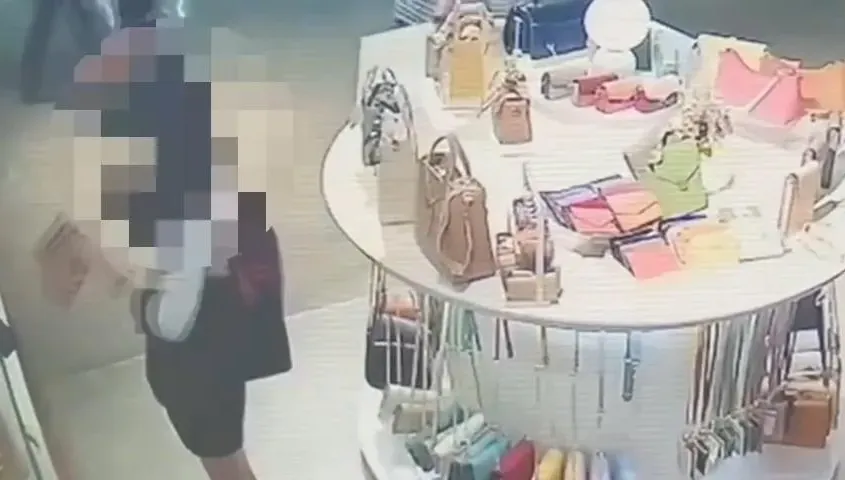 影/京站百貨女OL假逛街真竊盜！5分鐘摸走2包　害店家損失上萬元