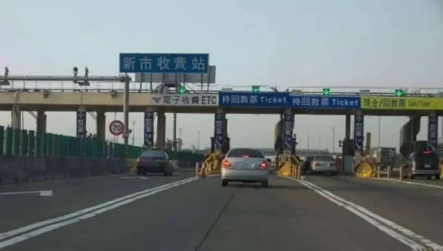 回憶殺！國道看過人工收費站遭嫌老　網暴動花40元賺「愛的摸摸」