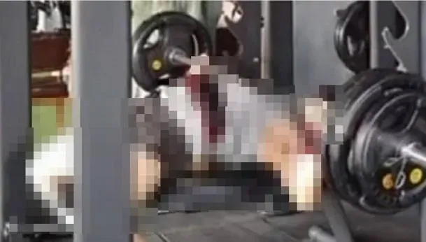 影/絕命終結畫面曝！25歲壯男健身房臥推　慘遭百公斤槓鈴壓頸1分鐘奪命