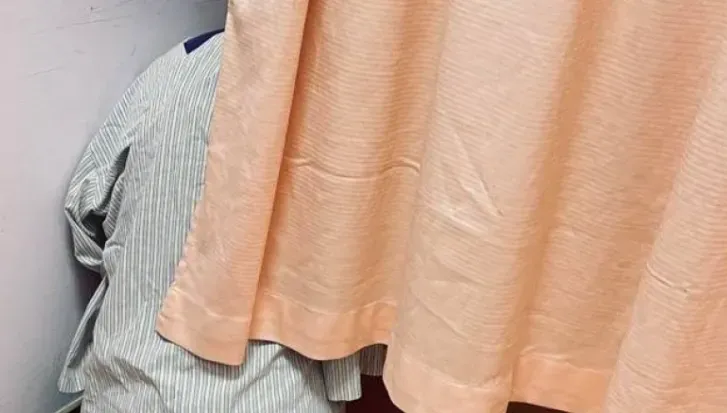 婦科醫巡房驚見「孕婦」背對蹲地…動也不動　她崩潰：沒有頭