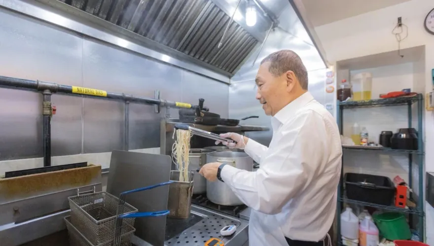 侯友宜紐約會台青　當一日廚師煮牛肉麵下煎餃