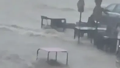 影/西班牙再遭惡劣天氣襲擊　街道被滾滾洪水淹沒桌椅全沖走