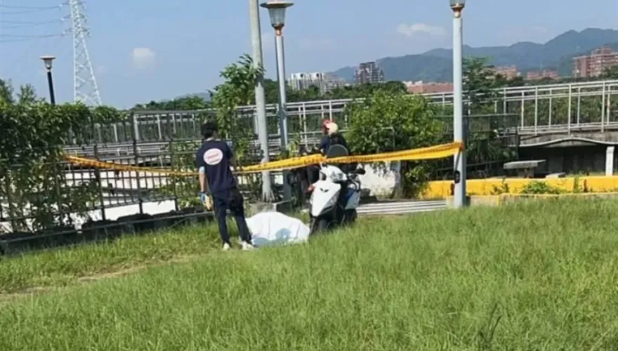 快訊/新北土城河堤雜物堆起火「驚見男焦屍」　警追查身分
