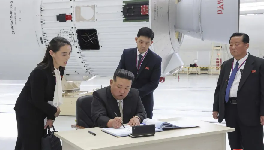 「北韓女戰狼」金與正隨金正恩出訪俄羅斯　手拎名牌包成焦點