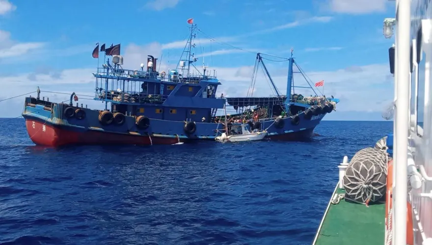 影/高雄籍海釣船「崧瑋1號」故障漂到七美外海　兩岸船艇合力救援