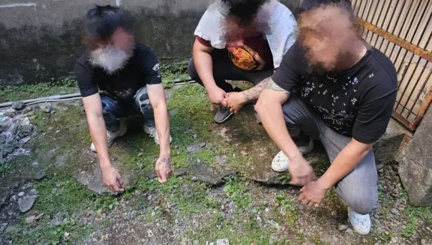 忙裡偷閒？桃園廟會遶境3轎腳失蹤　全跑到防火巷抽K菸