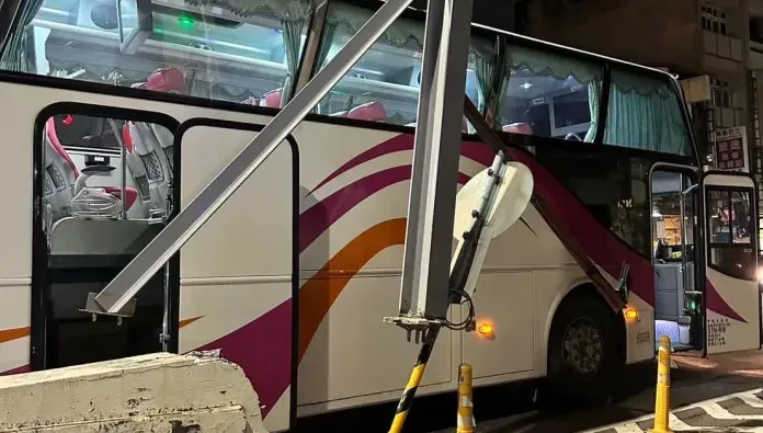 頭過身不過！國光客運「卡」陸橋　限高桿拔起來了