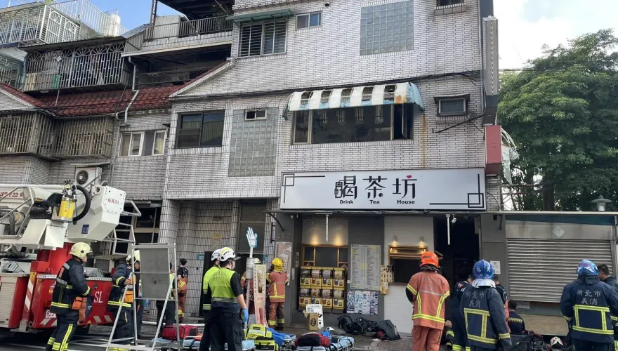 快訊/新莊手搖店2樓起火！男女困梯間1手掌燙傷、1昏迷送醫