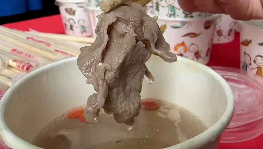 影/好餓！彰化千份羊肉湯免費送　人龍排200米「吃出Q彈好滋味」