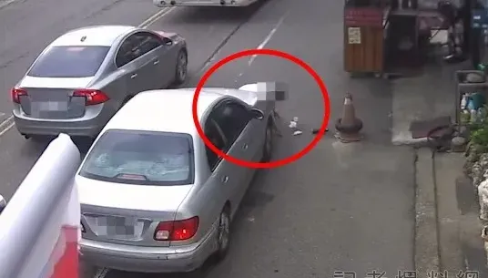 影/汽車紅燈也要鑽縫！北埔前村長自家門前被拖行5米亡