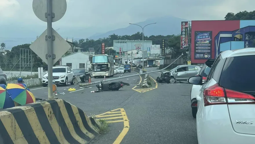 南投婦恍神撞斷燈桿　害騎士閃避不及撞上慘摔