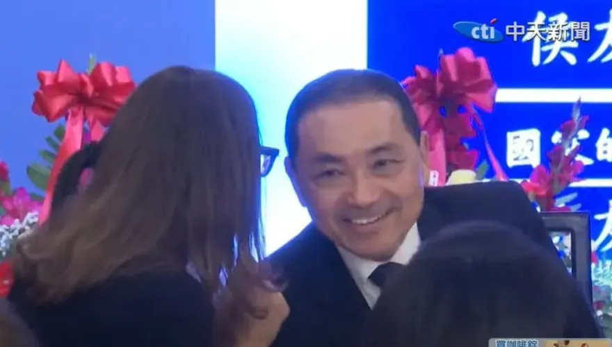 影/侯友宜華府僑宴見AIT主席！2人貼臉說話好交情藏不住