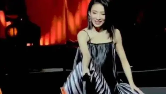 還原5年前〈怎樣〉名場面！戴佩妮遞麥再遇同1人　網笑翻：這次忍住了