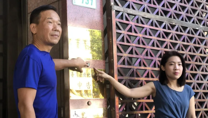 影/徐巧芯陪鍾小平赴北檢告陳吉仲瀆職！狠酸「整個民進黨都是共犯」