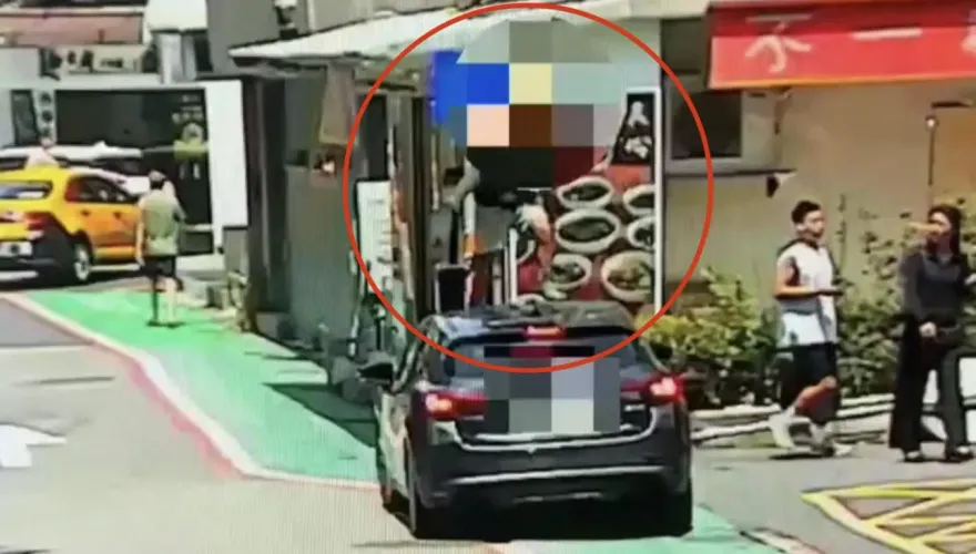 影/超狂！北市汽車違停人行道　狂男「走上去」踩破擋風玻璃還告車主傷害