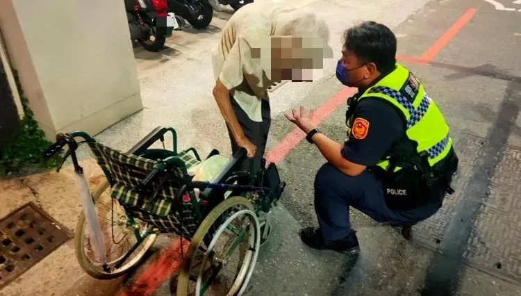 台南九旬老嫗「坐輪椅街頭徬徨迷路」　暖警溫馨助返家
