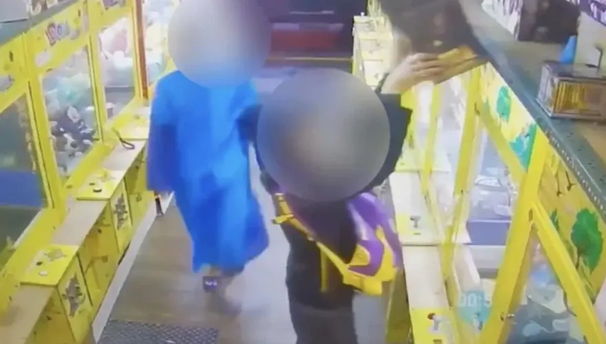 影/娃娃機店雙盜穿雨衣遮掩　持萬用鑰匙偷零錢搬走公仔