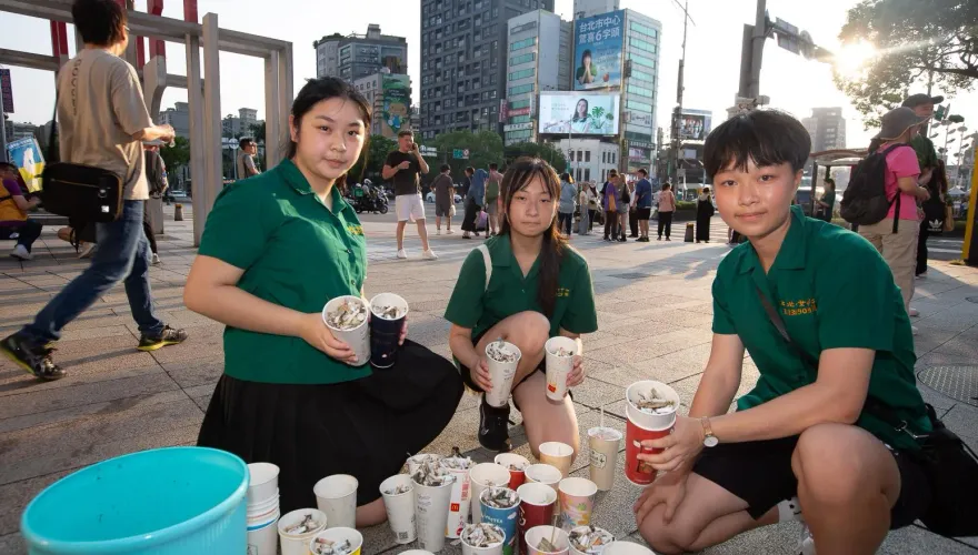 「綠色軍團」現蹤西門町！北一女攜手百川扶輪社淨街　撿拾2萬根菸蒂
