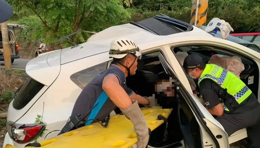 影/苗17-2線鄉道過彎失控！男自撞電桿亡　車頭全毀整輛變形