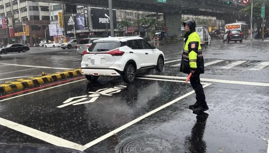 快訊/對流旺盛雨彈炸！大台北首當其衝　15縣市大雨特報