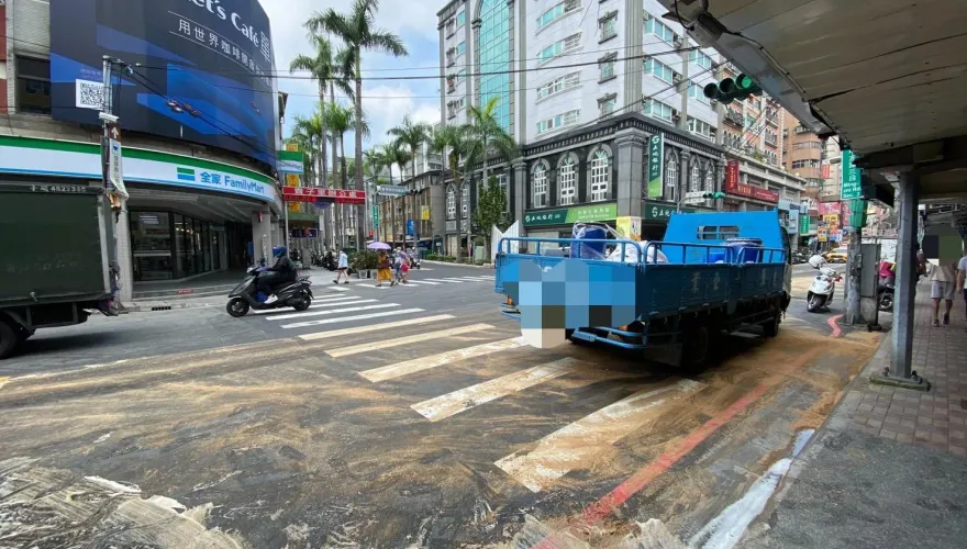影/新北林口潤滑油洩滿地！害4車慘摔　闖禍大貨車可賠1.8萬