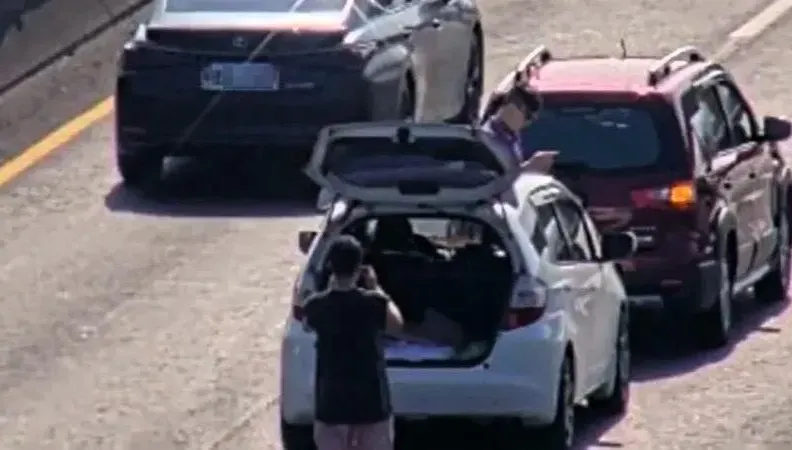 國道一號2車追撞！駕駛下車背對車流拍照　網嚇傻：不要命了嗎