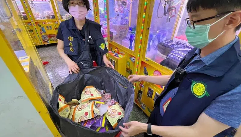 楠梓娃娃機夾出「食安問題」！爆米花過期1個月　共11件開罰9萬