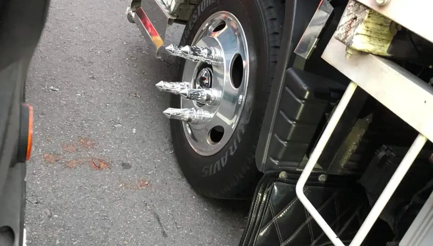 貨車「血滴子」！鋁圈裝5根尖刺「戰車要人血肉模糊」？　最高才罰9600元