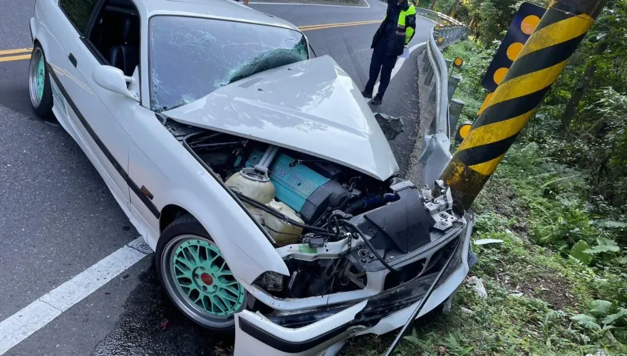 影/彎不過就填海！BMW男北宜晴天飆車　過彎撞對向電桿、車頭爛