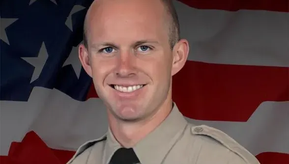 美國洛杉磯殺警！30歲副警長巡邏車內埋伏遭爆頭擊斃　4天前才訂婚