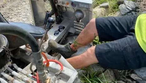 屏東果農忙到一半小腿慘被吃進農務機！警消使出「排空液體」減重大招成功救人