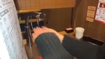 一蘭洗手台？噁！女客桌上給水器洗手還潑地上　網嗆：有種去爭鮮洗